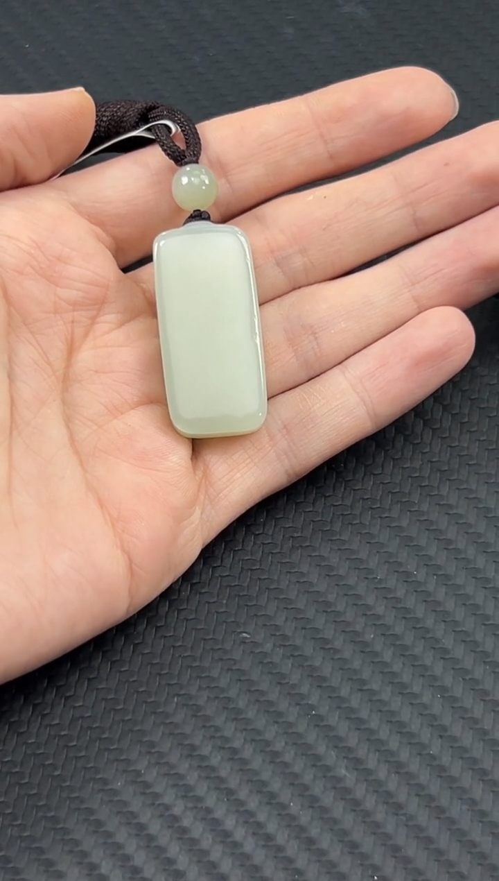 【闪购商品】和田玉吊坠(赠链)未镶嵌且末微色差近矿吊坠