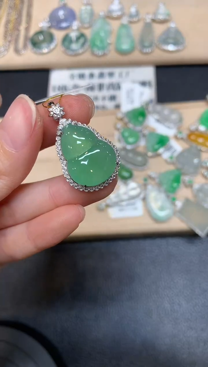 【闪购商品】翡翠颈饰18K金镶嵌葫芦【无服务费