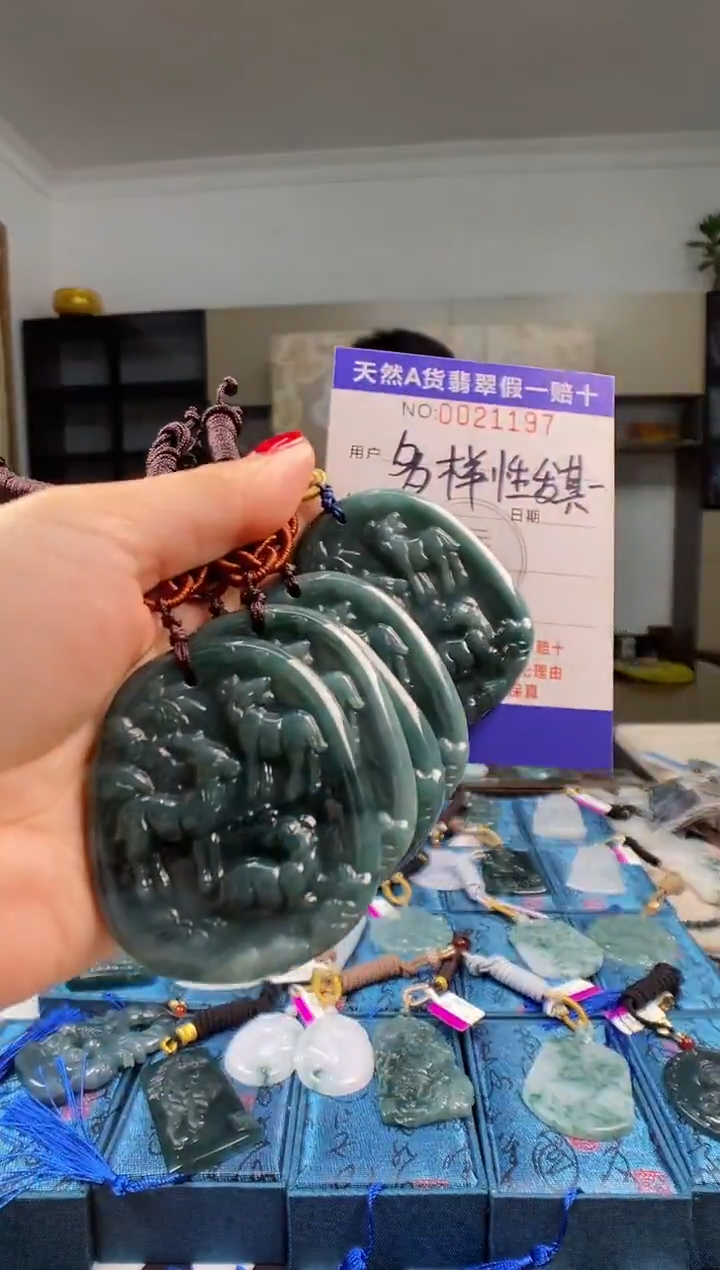 颈饰未镶嵌翡翠 多样性发其一