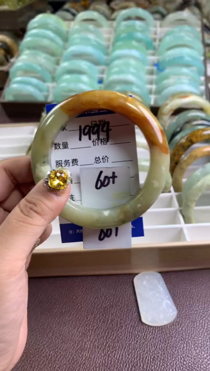 【闪购商品】蛇纹石玉手镯未镶嵌1994