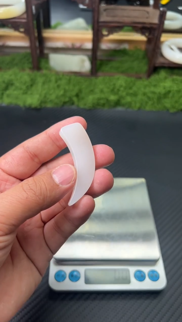 吊坠(赠链)未镶嵌和田玉黑山微色差吊坠