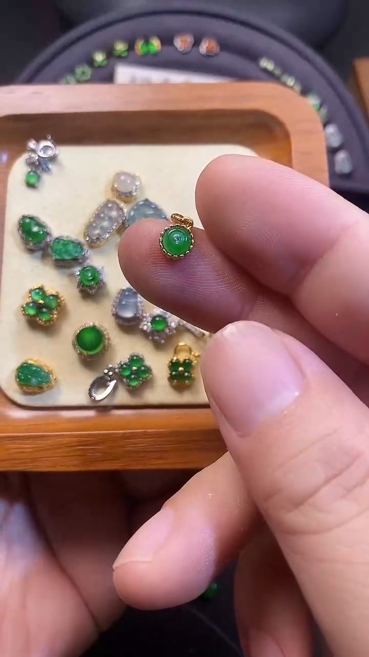 颈饰银S925镶嵌翡翠娃**呀1