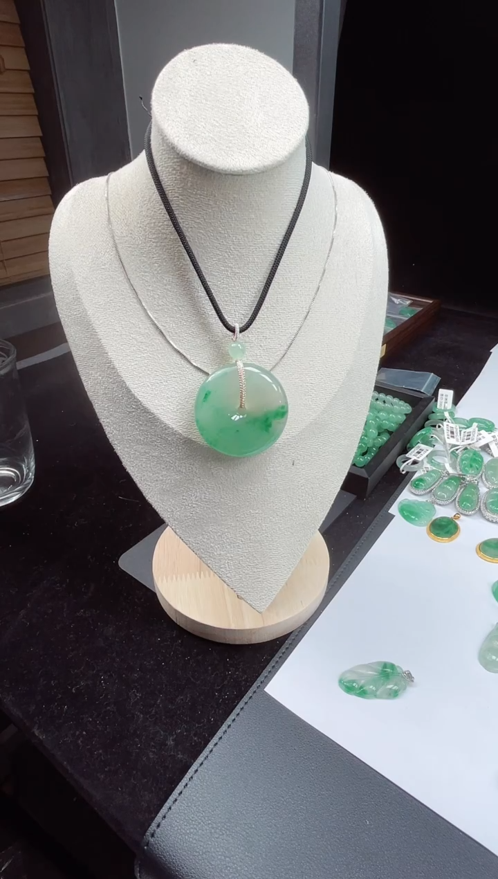 吊坠(赠链)未镶嵌石英质玉（非洲翠）21.588平安扣