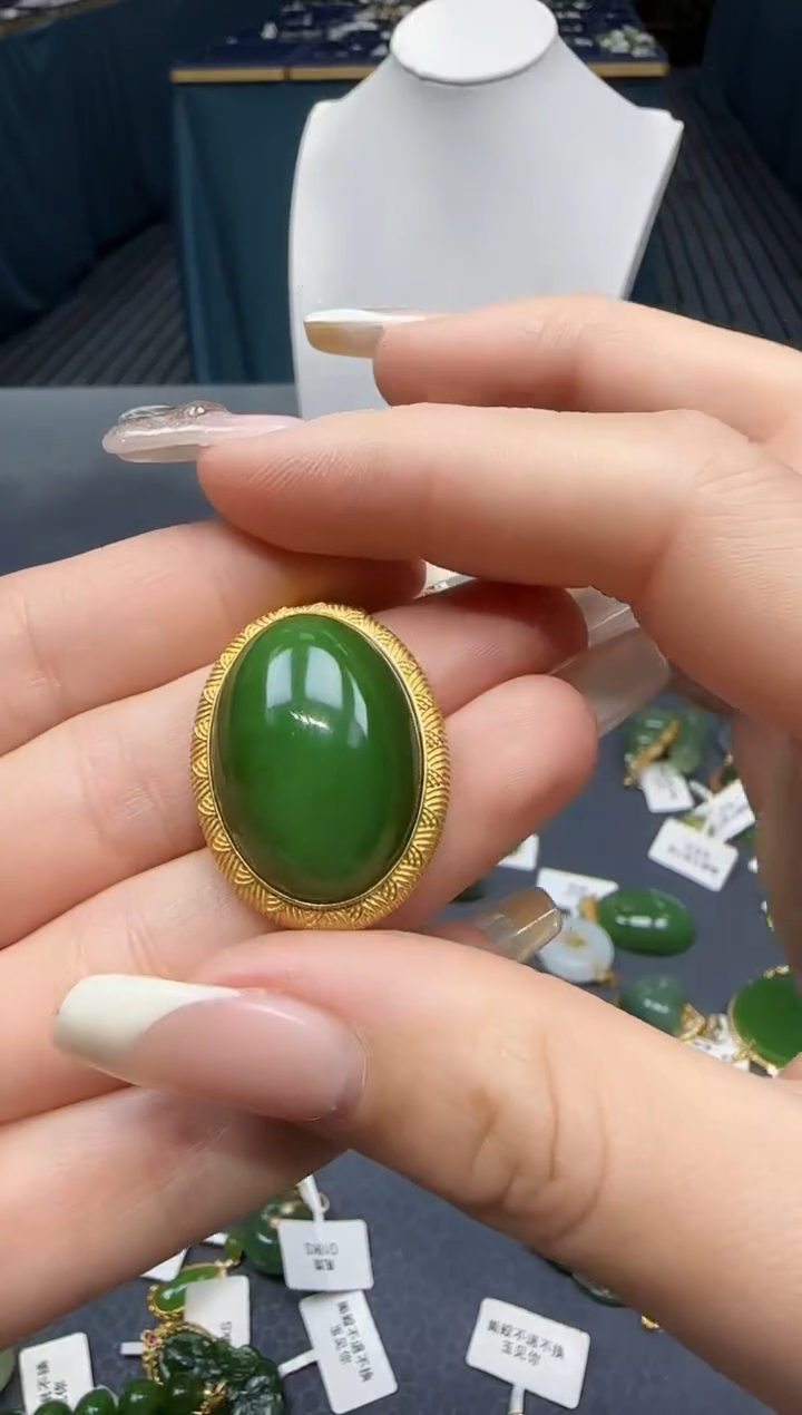 【闪购商品】和田玉挂件18K金镶嵌1
