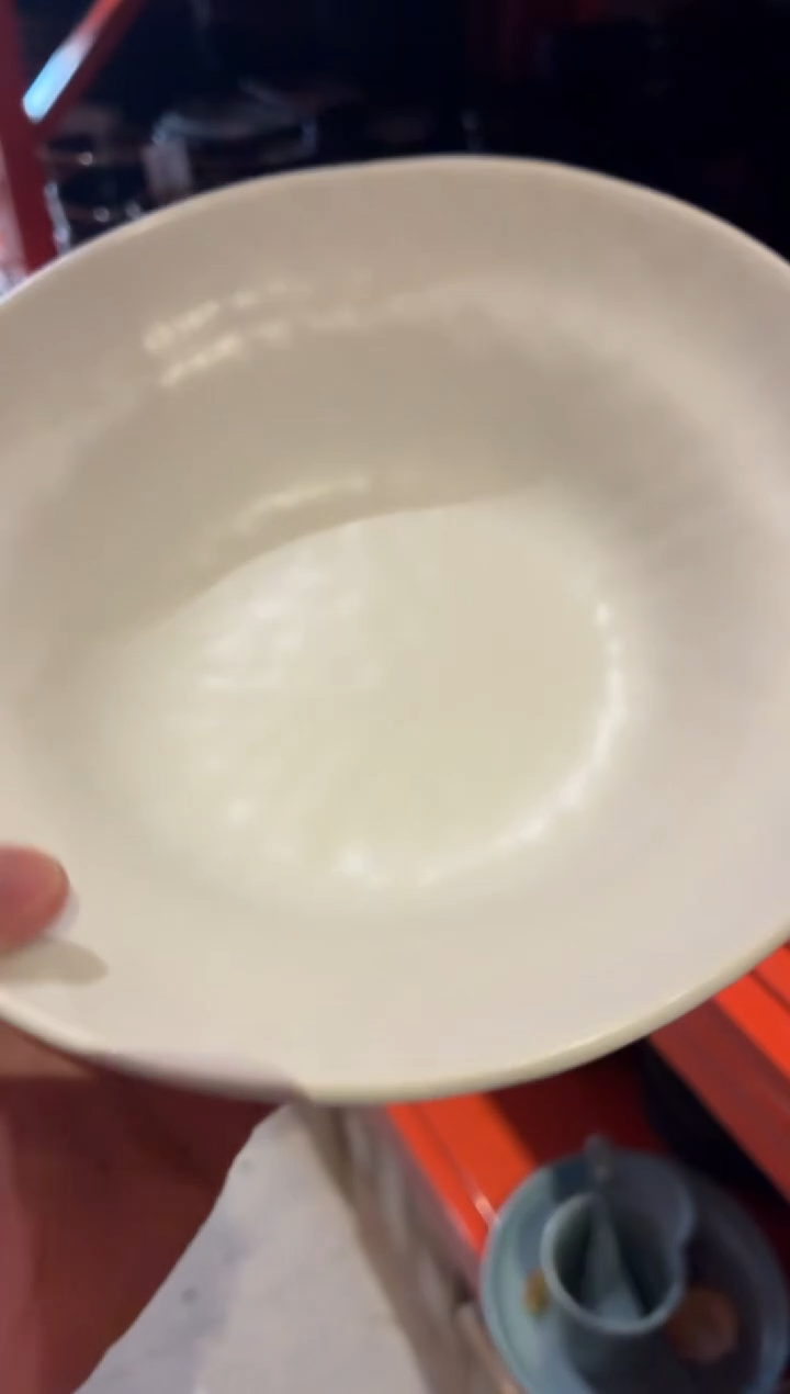 瓷片睿*933微瑕奶白锤纹平沿盘1个