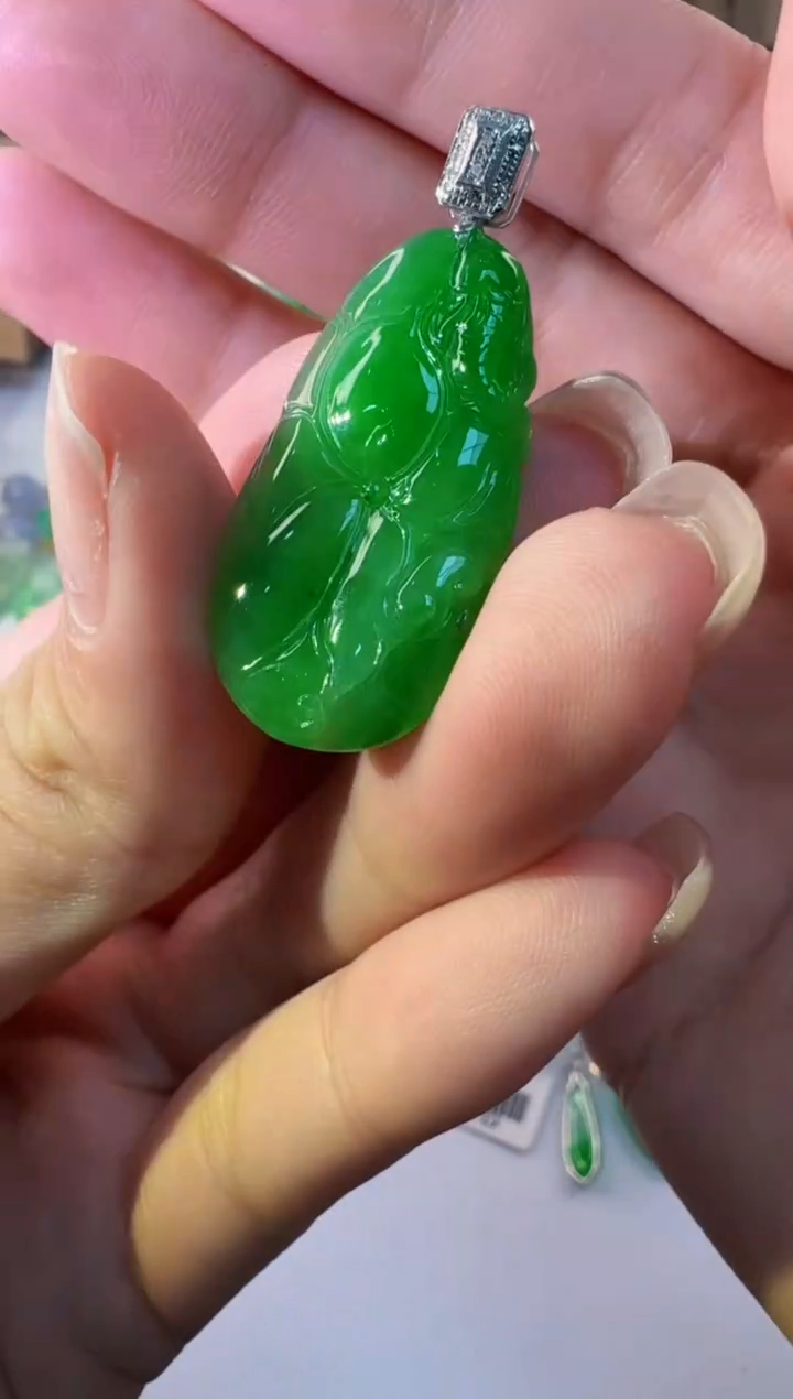 【闪购商品】翡翠颈饰18K金镶嵌缅甸翡翠A货吊坠