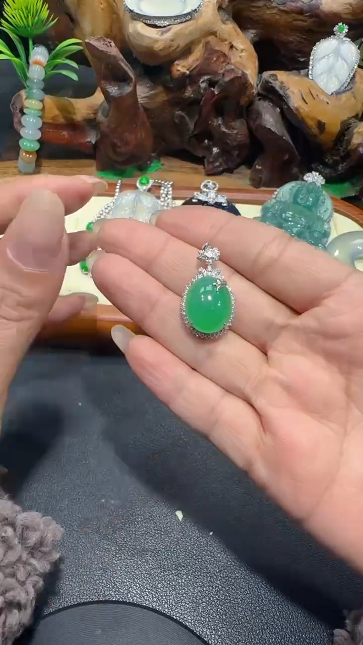 【闪购商品】翡翠吊坠(不含链)18K金镶嵌吊坠