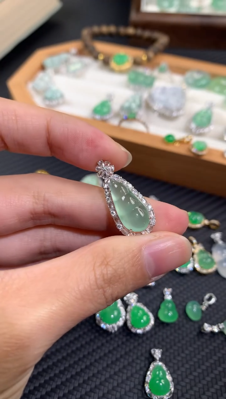 颈饰18K金镶嵌翡翠福豆