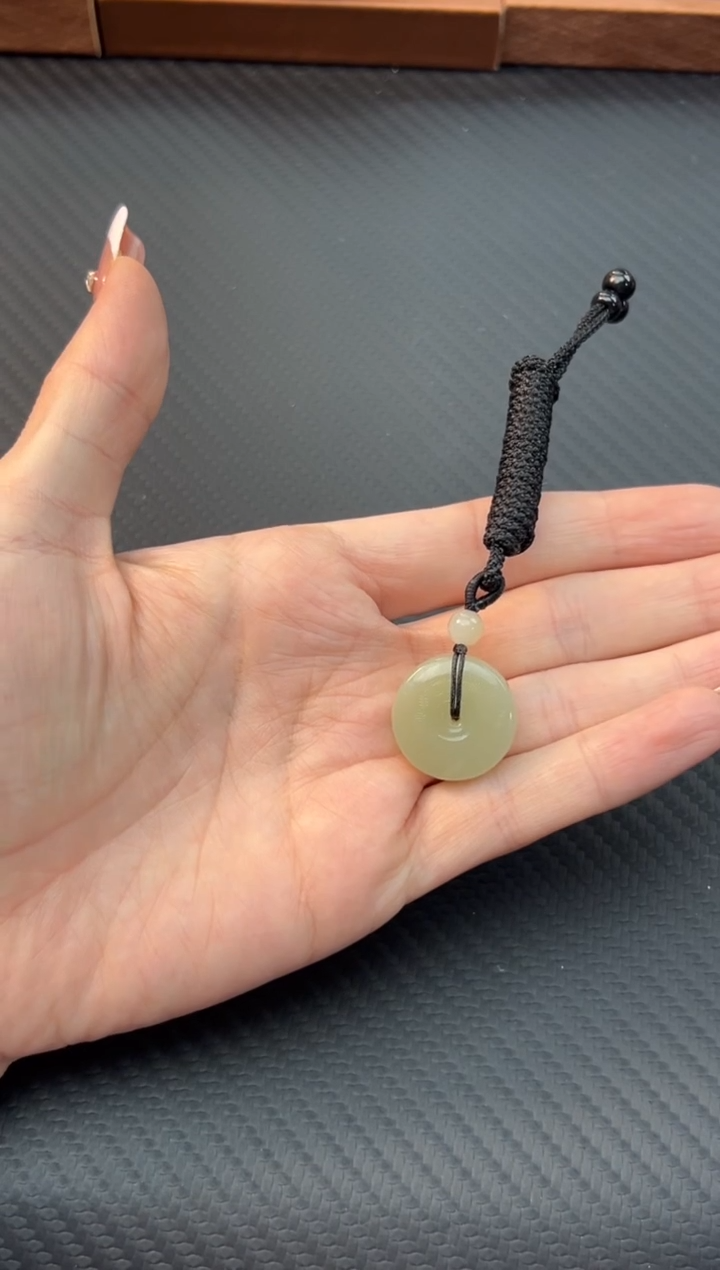 【闪购商品】和田玉吊坠(赠链)未镶嵌且末微色差近矿平安扣