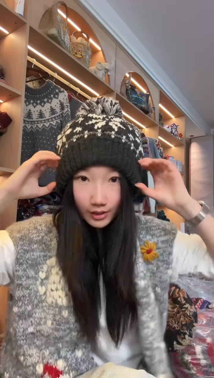 羊毛黑色雪花翻边单球