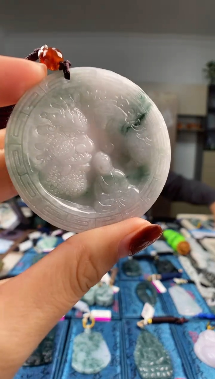 颈饰未镶嵌翡翠  多样性发其一