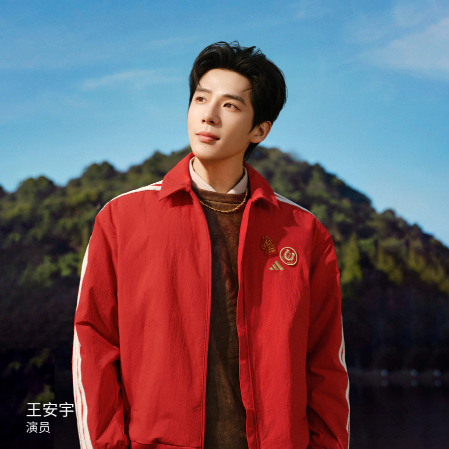 阿迪达斯新年款拒水梭织加绒运动休闲宽松夹克外套KE4059