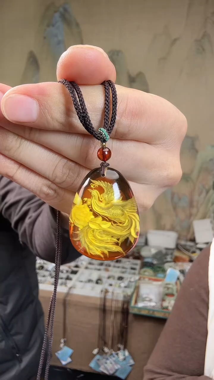 血珀颈饰未镶嵌.