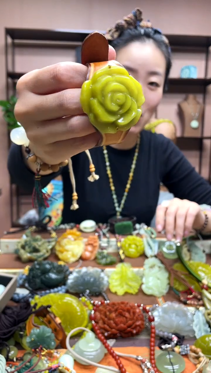 未镶嵌岫玉吊坠多样性发货发其中之一