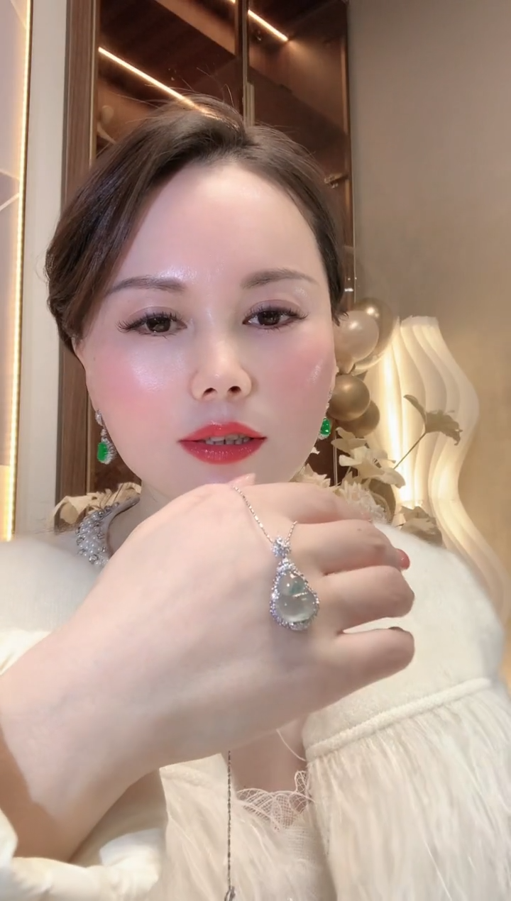 【闪购商品】翡翠吊坠(不含链)18K金镶嵌A69