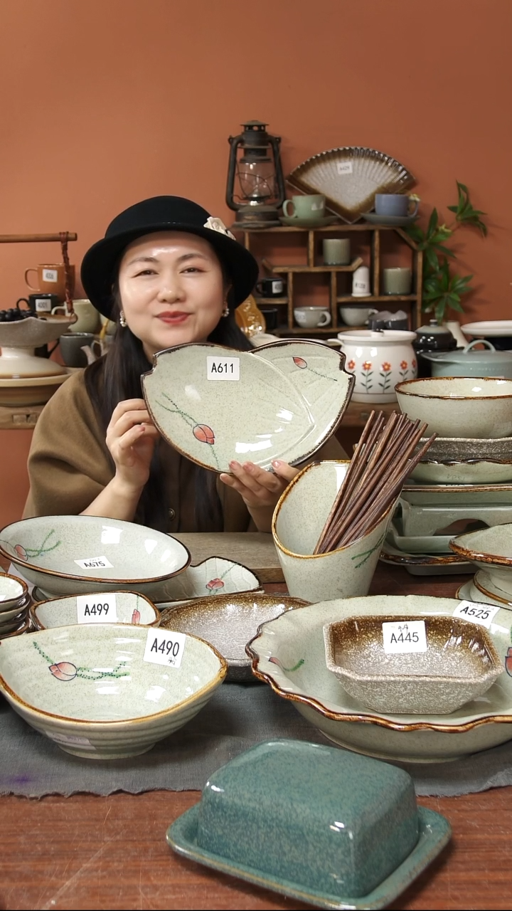 陶瓷A611 一只荷花苞盘26*16*5微瑕