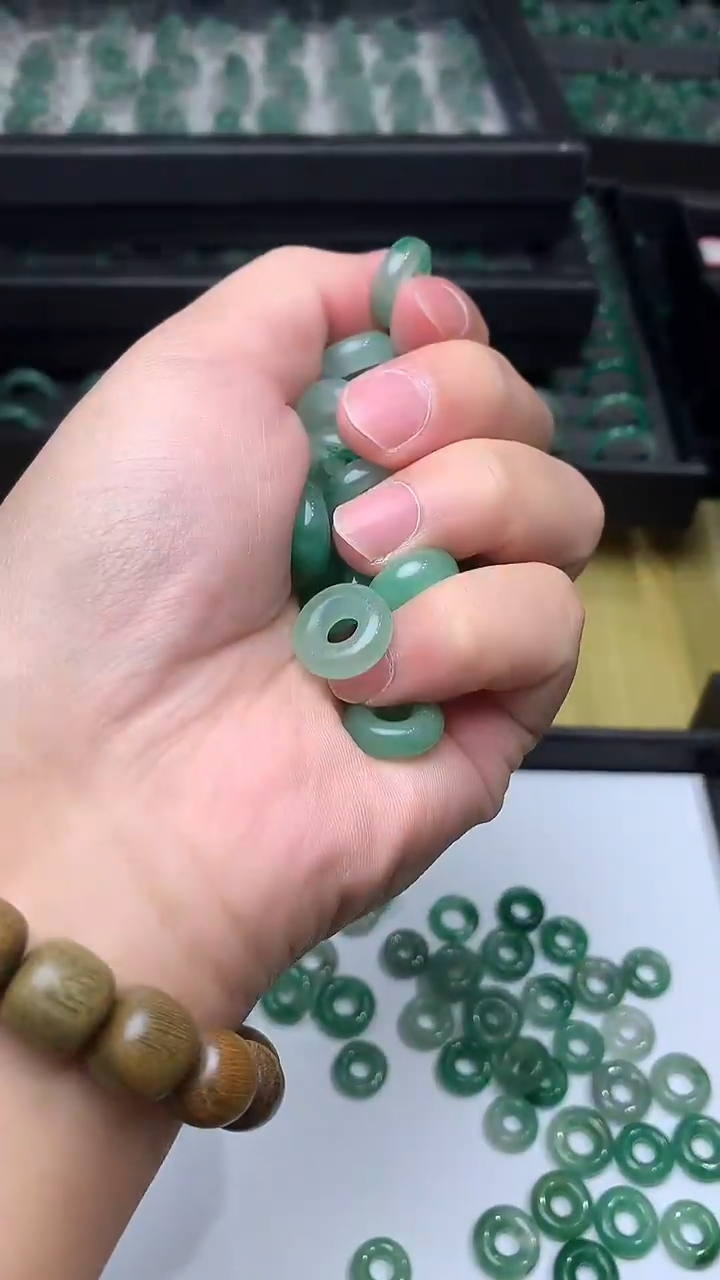 【闪购商品】石英质玉颈饰未镶嵌甜甜圈发其一