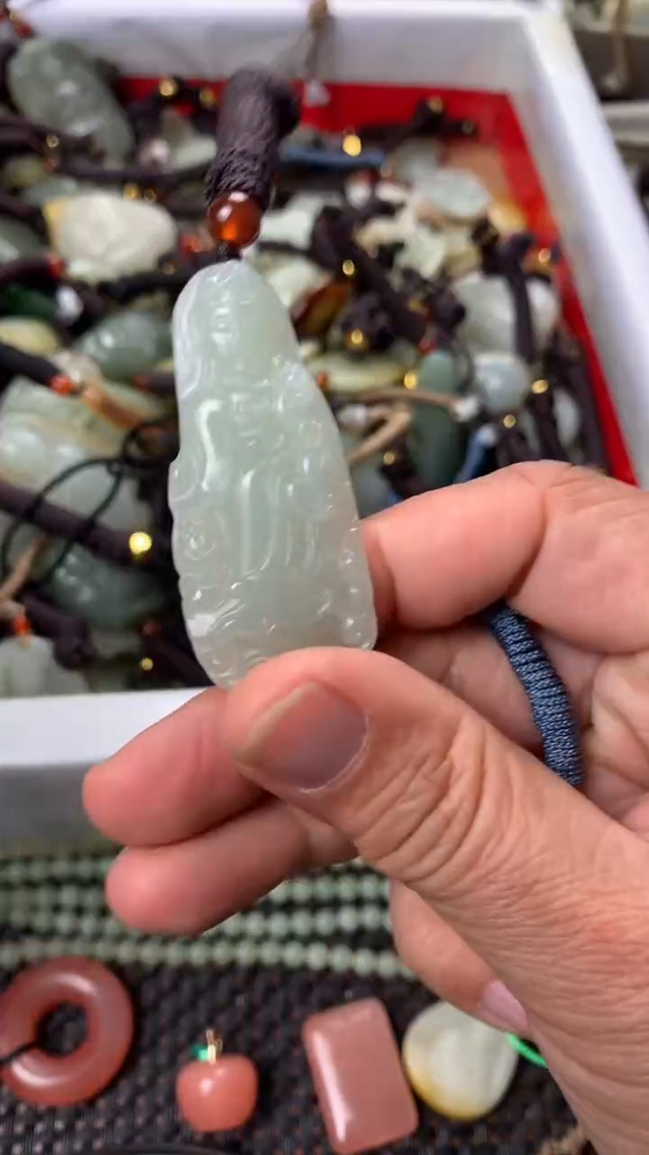 【闪购商品】和田玉颈饰未镶嵌多样性发货没有证书.拍一发一，有瑕