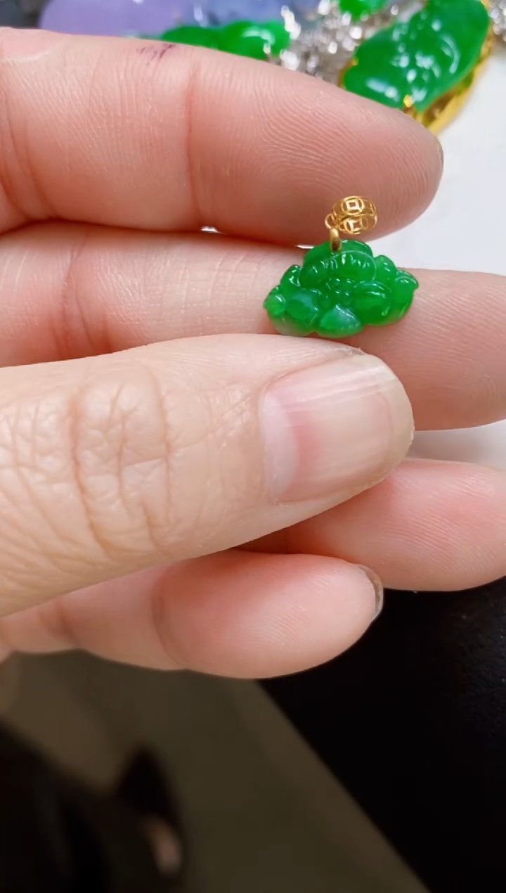 颈饰18K金镶嵌翡翠荷叶