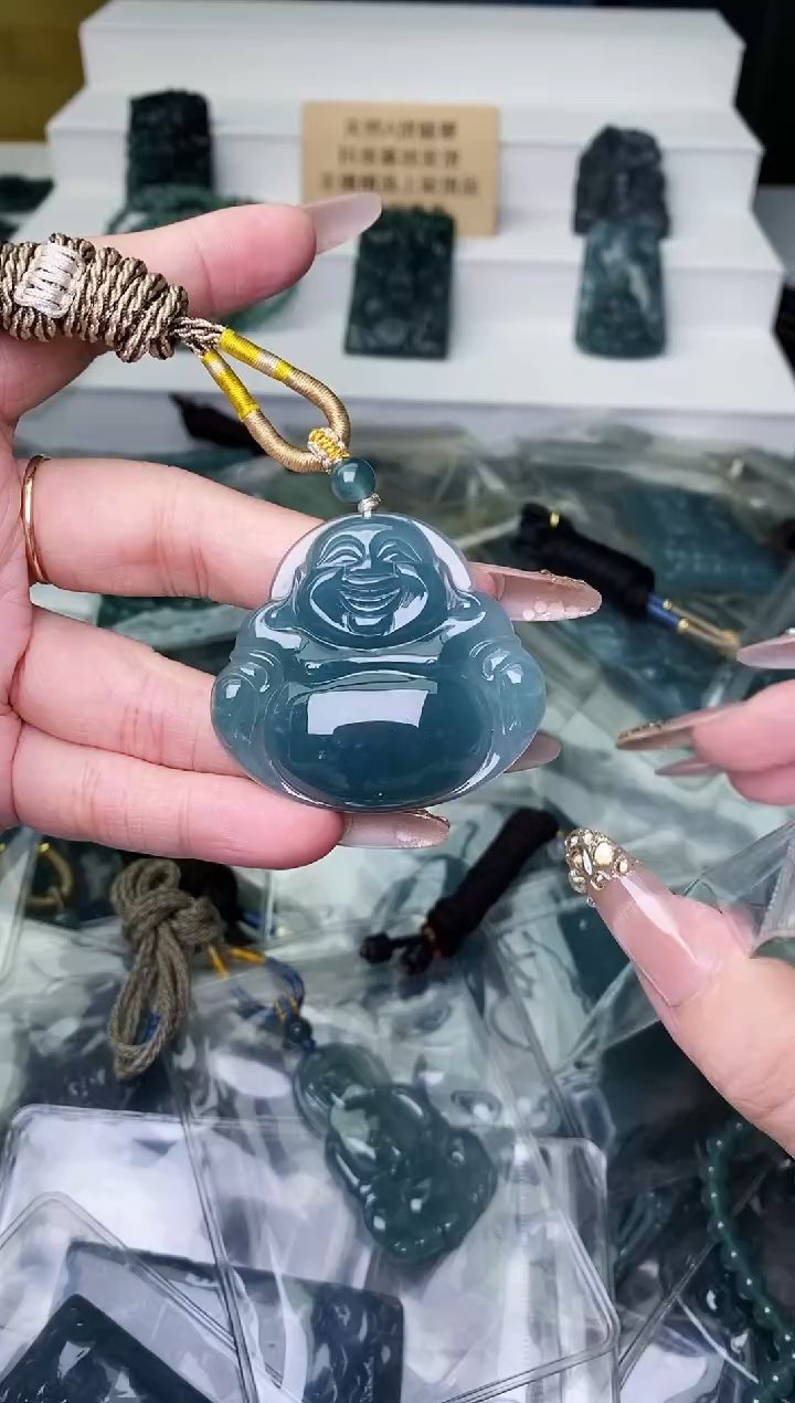 颈饰未镶嵌翡翠 