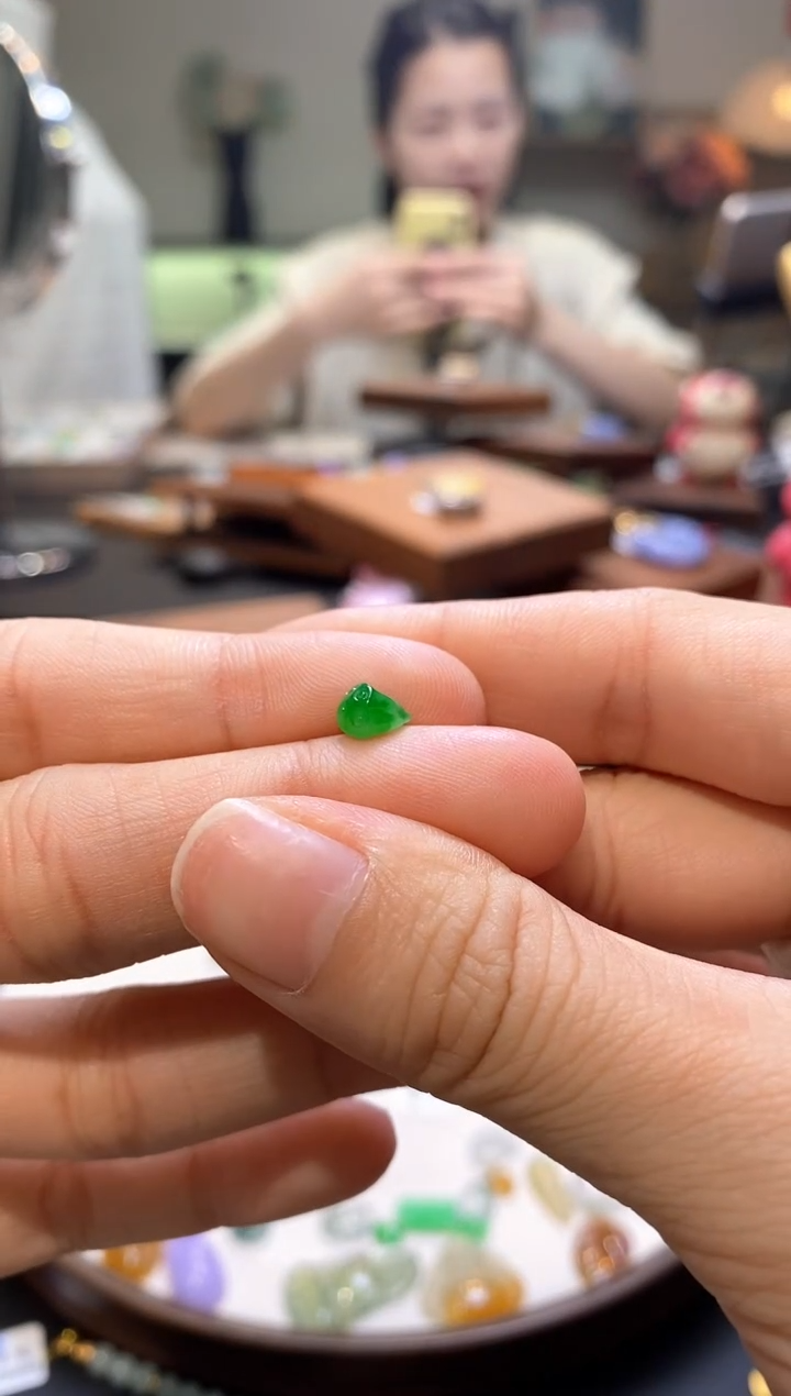 翡翠未镶嵌颈饰莲蓬