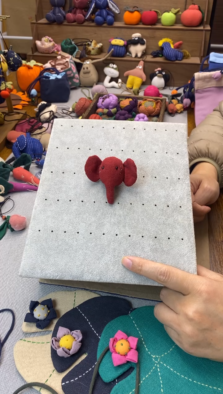 布艺胸针（红色小象头）