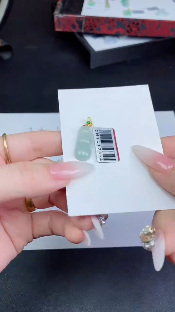 【闪购商品】翡翠挂件18K金镶嵌豆子多人@@CMT1178-4