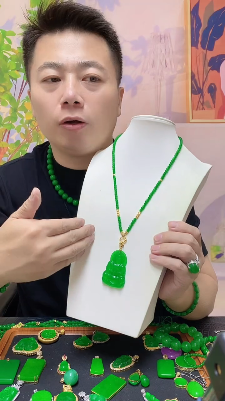 翠绿色吊坠气质时尚