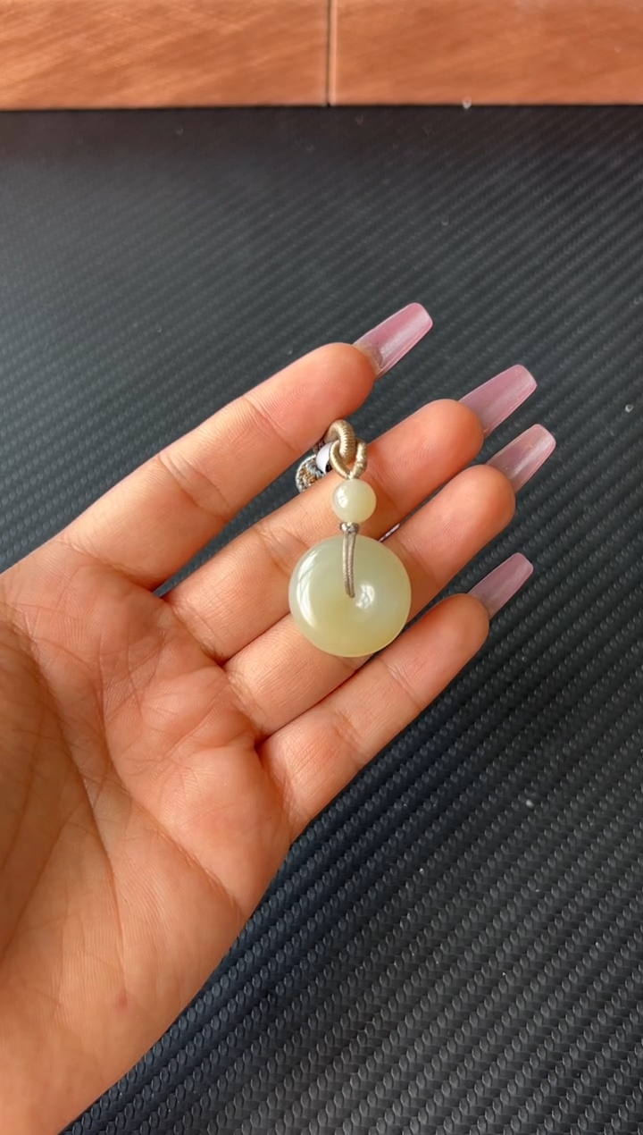 和田玉未镶嵌吊坠(赠链)且末微色差迪克兰一细