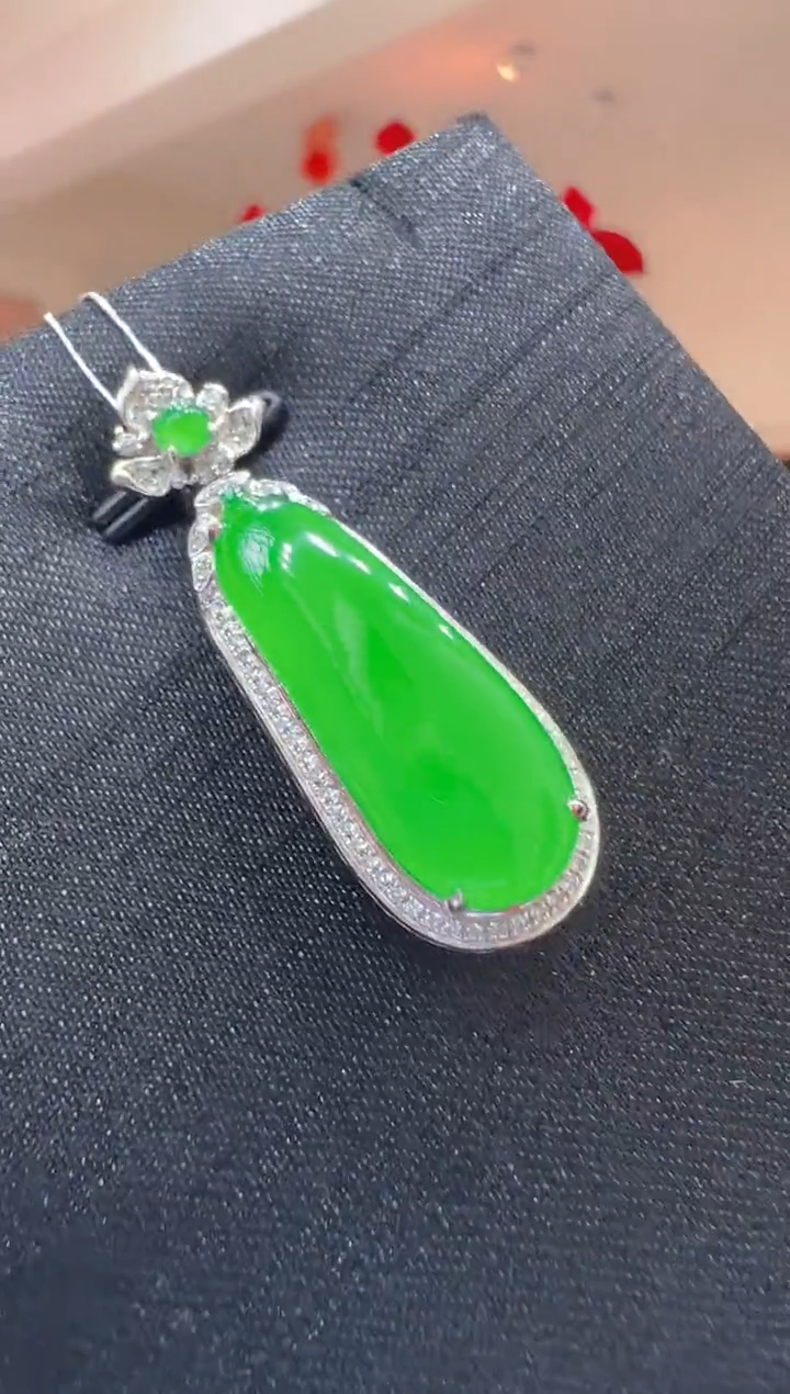 【闪购商品】翡翠吊坠(不含链)18K金镶嵌         