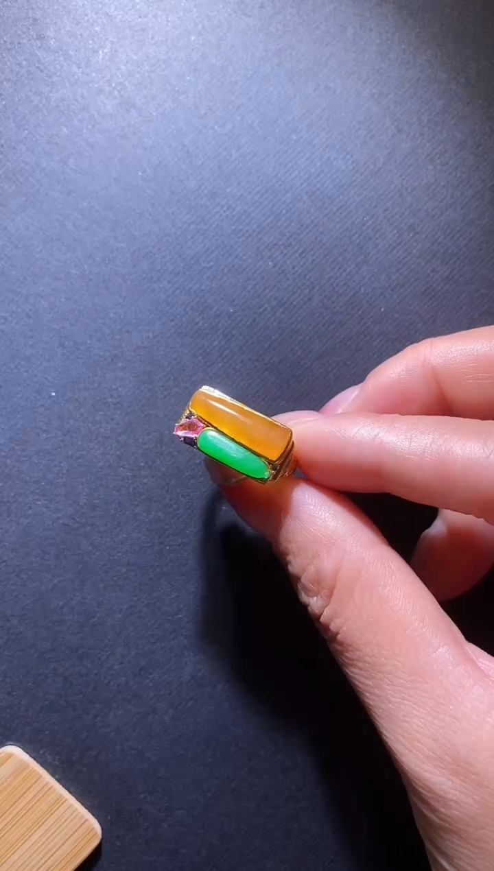 18K金镶嵌戒指翡翠翡翠马鞍戒指