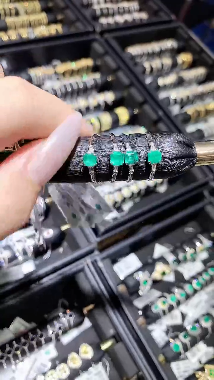 【闪购商品】祖母绿戒指18K金镶嵌祖母绿戒指多样性发一