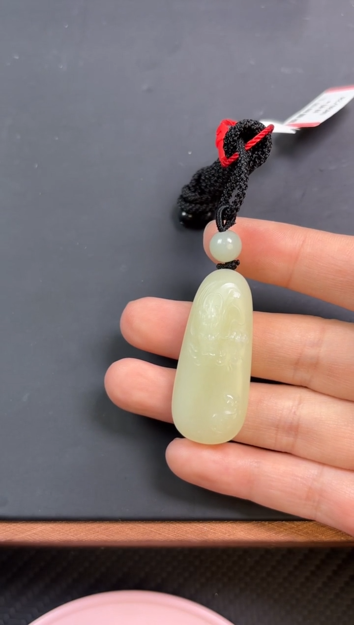 【闪购商品】和田玉吊坠(赠链)未镶嵌且末微色差迪克兰吊坠