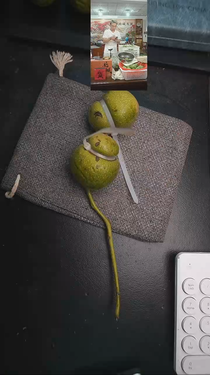 文玩核桃把件青皮葫芦2个（售出不退不换）