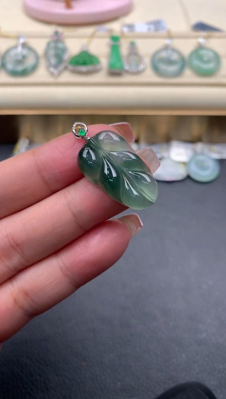 【闪购商品】翡翠颈饰18K金镶嵌D686......