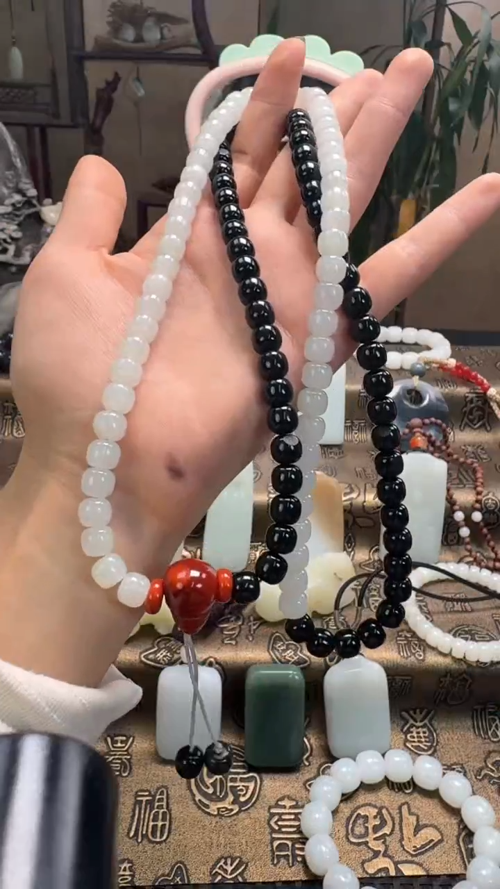 颈饰未镶嵌和田玉黑白手串
