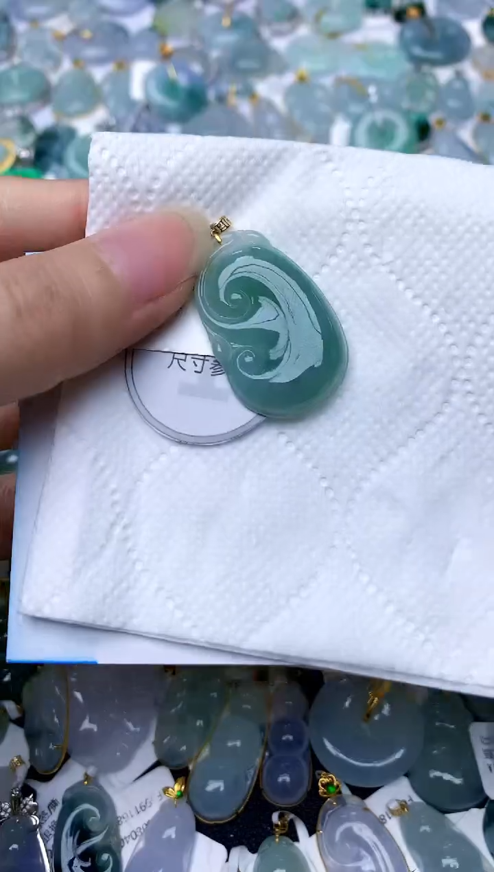 颈饰18K金镶嵌翡翠天然A货翡翠
