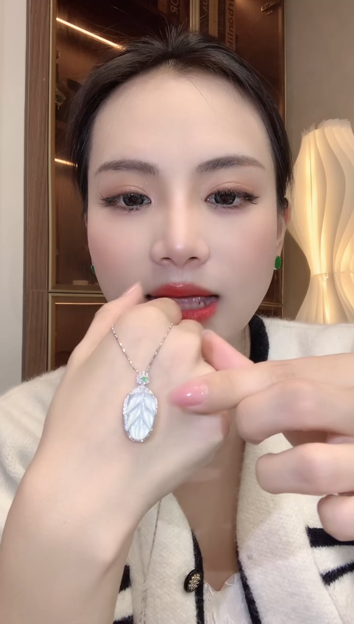 【闪购商品】翡翠吊坠(不含链)18K金镶嵌A16