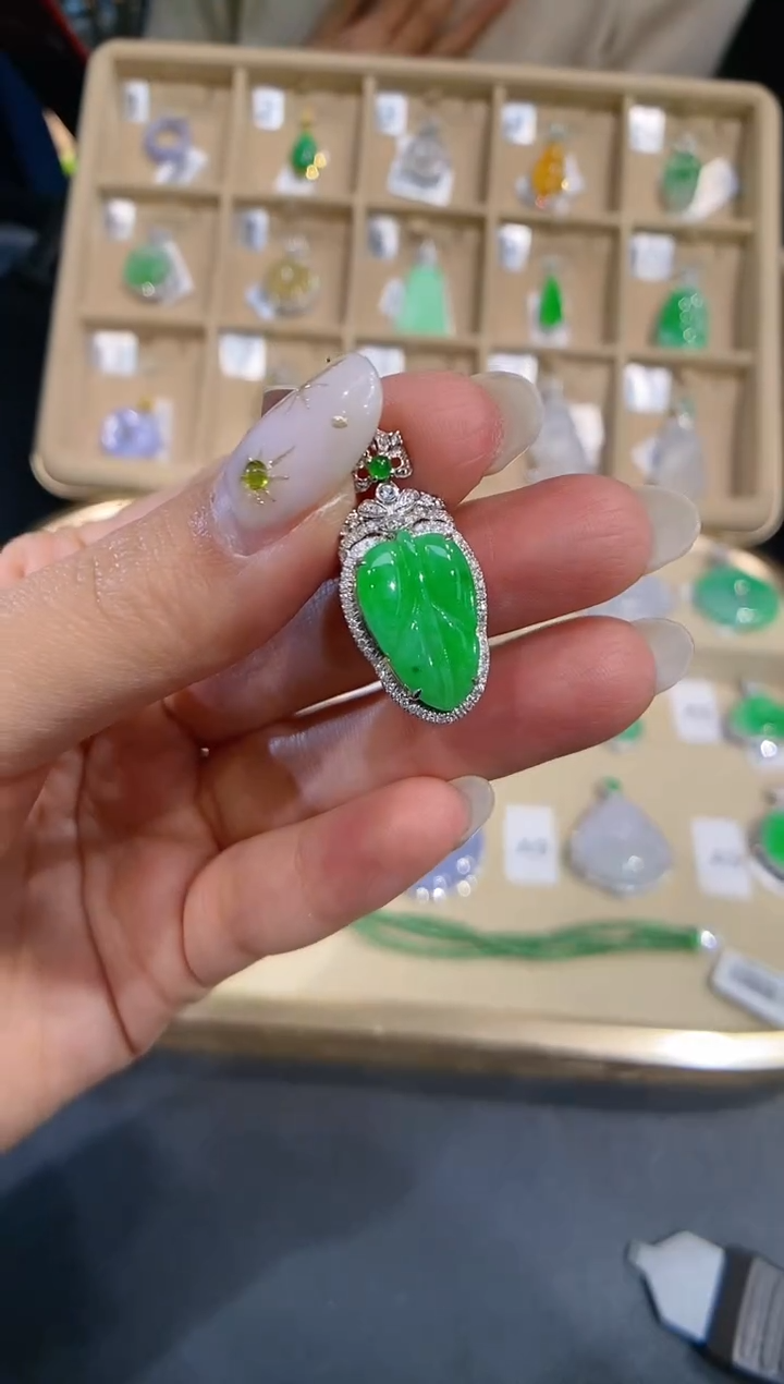 【闪购商品】翡翠颈饰18K金镶嵌叶子