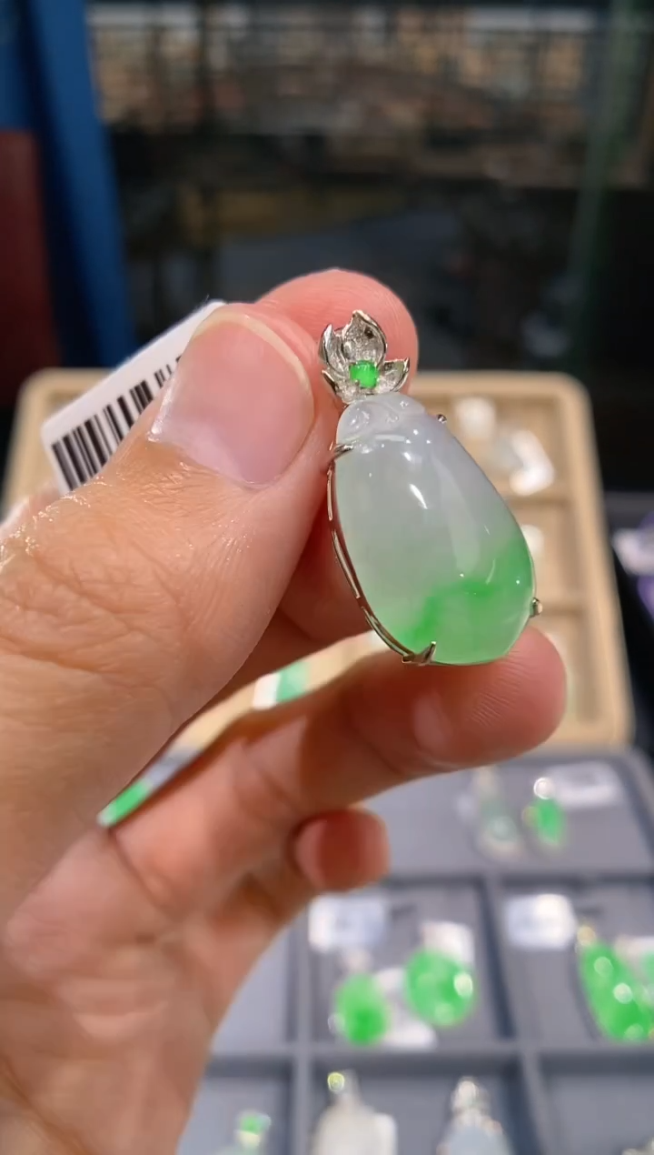 【闪购商品】翡翠吊坠(不含链)18K金镶嵌福瓜