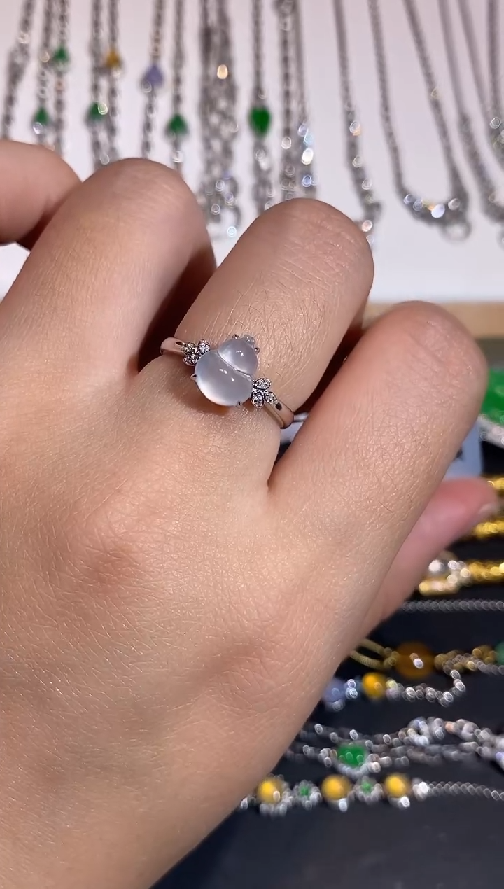 颈饰18K金镶嵌翡翠戒指