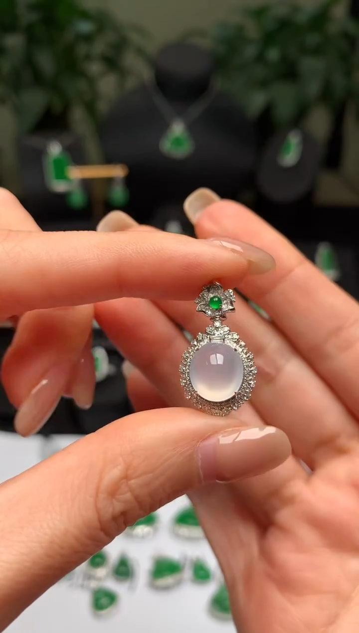 颈饰18K金镶嵌翡翠冰蛋