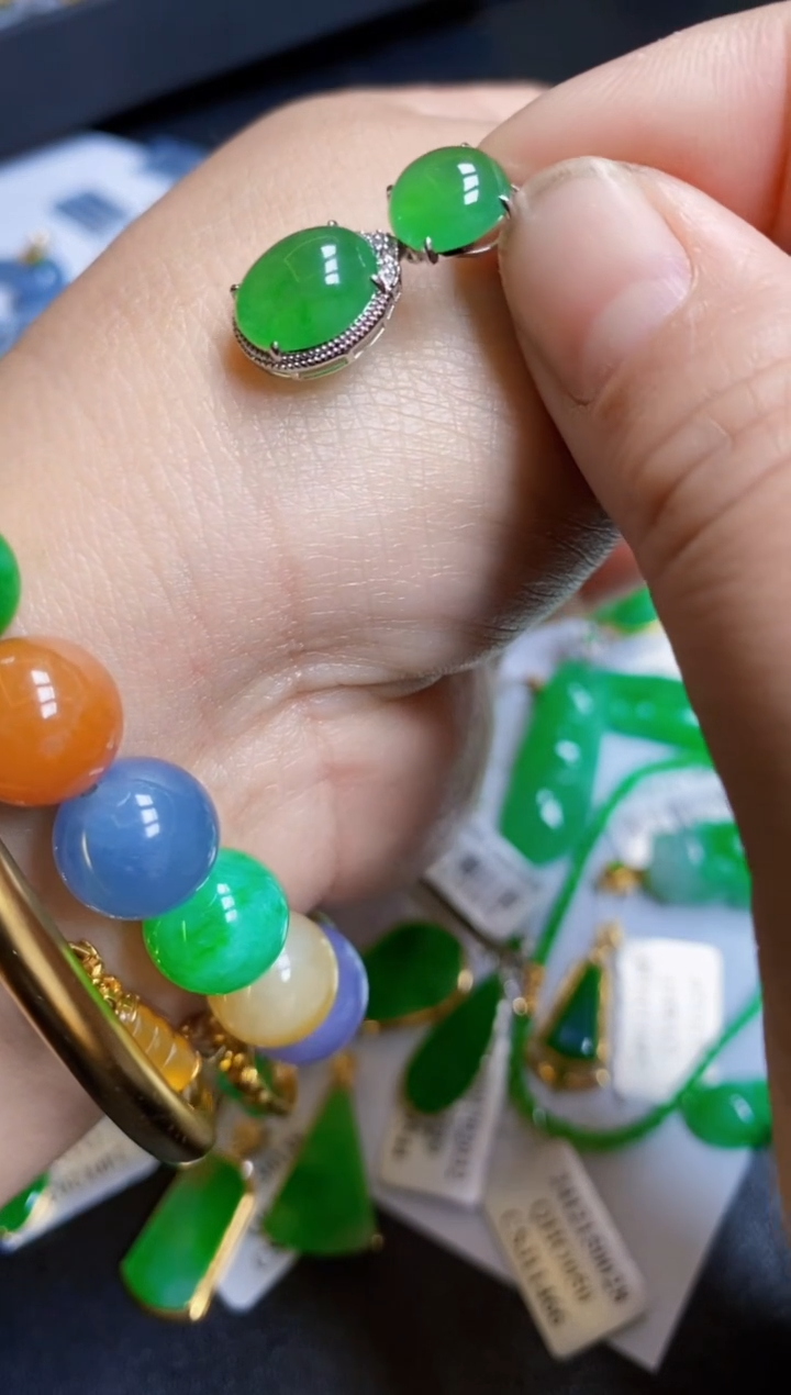 【闪购商品】翡翠颈饰18K金镶嵌吊坠