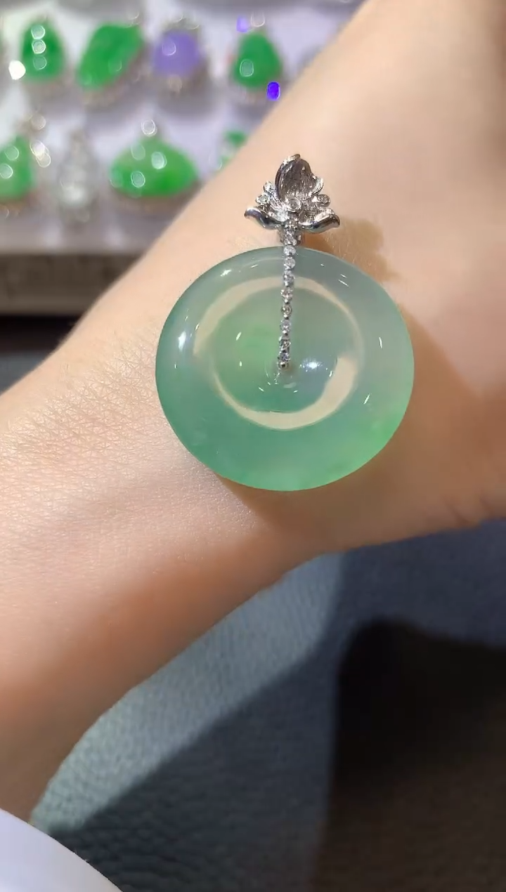 【闪购商品】翡翠吊坠(不含链)18K金镶嵌A17