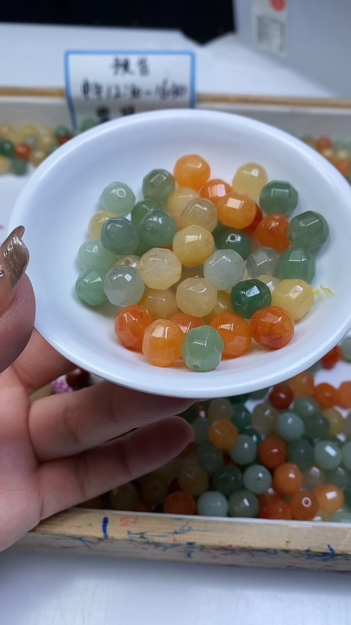 未镶嵌散珠石英质玉M676 三彩金丝玉六棱切面10mm10颗7.8元