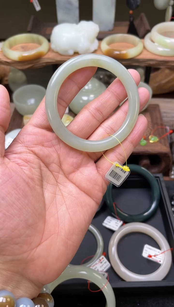 【闪购商品】和田玉手镯未镶嵌且末青白 57+圈31309