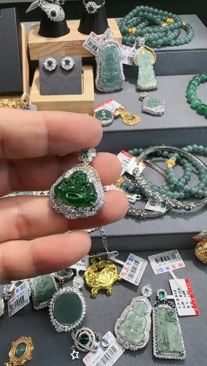 【闪购商品】翡翠吊坠(赠链)未镶嵌天然翡翠A货带证书发货