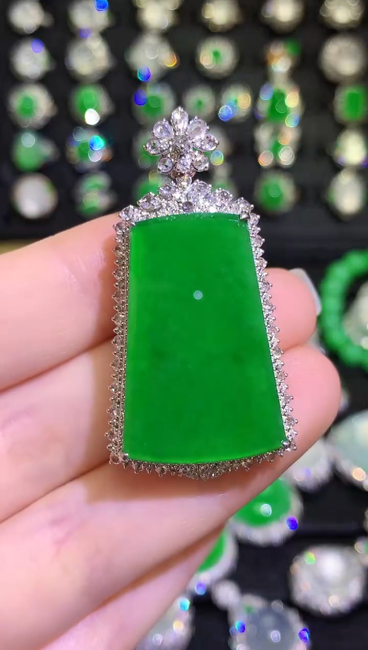 【闪购商品】翡翠颈饰18K金镶嵌高冰浓阳满绿无事牌一刀切