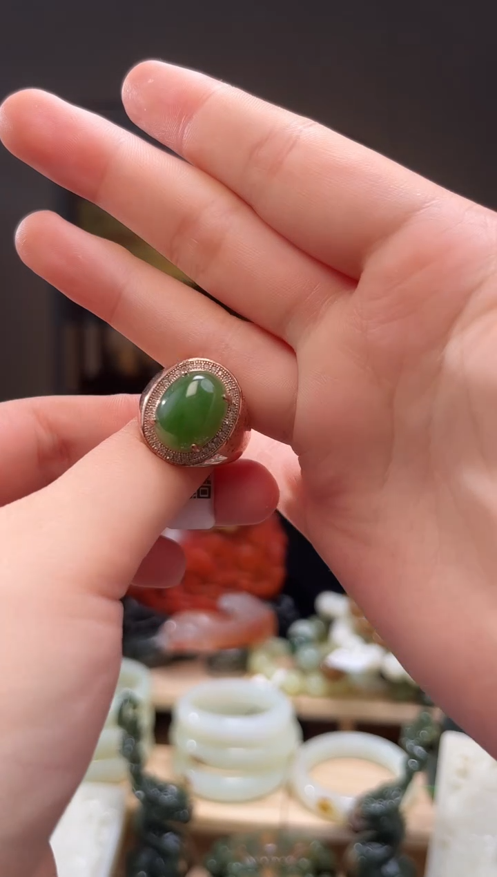 颈饰未镶嵌和田玉戒指