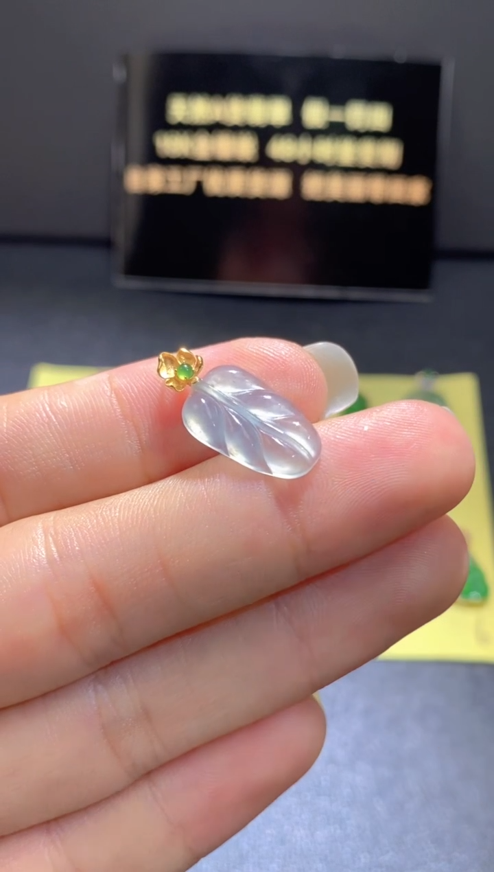 翡翠18K金镶嵌颈饰翡翠吊坠